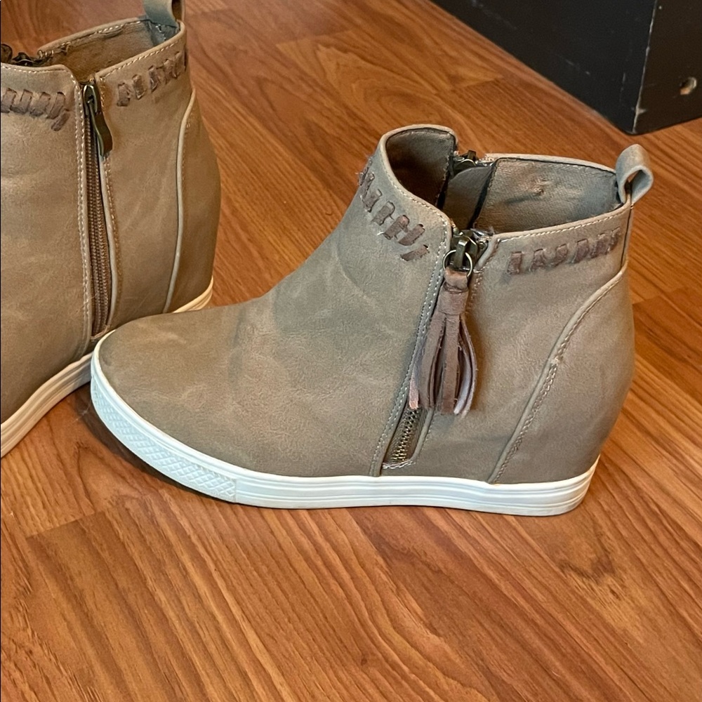 Wedge sneaker with tassel